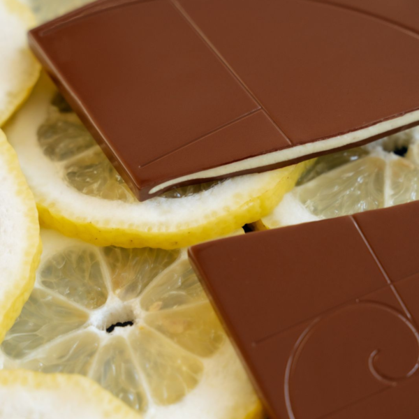 Tavoletta cioccolato fondente e limone.