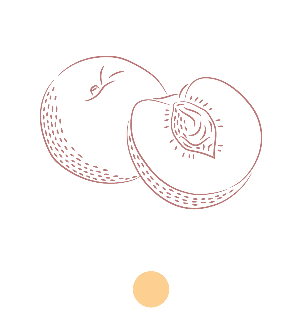 La pesca è un frutto che parla d’estate: morbida, profumata, piena di luce. Scegliamo solo quelle più succose, raccolte quando la polpa è matura e il profumo si fa intenso, per conservare tutta la loro freschezza naturale.