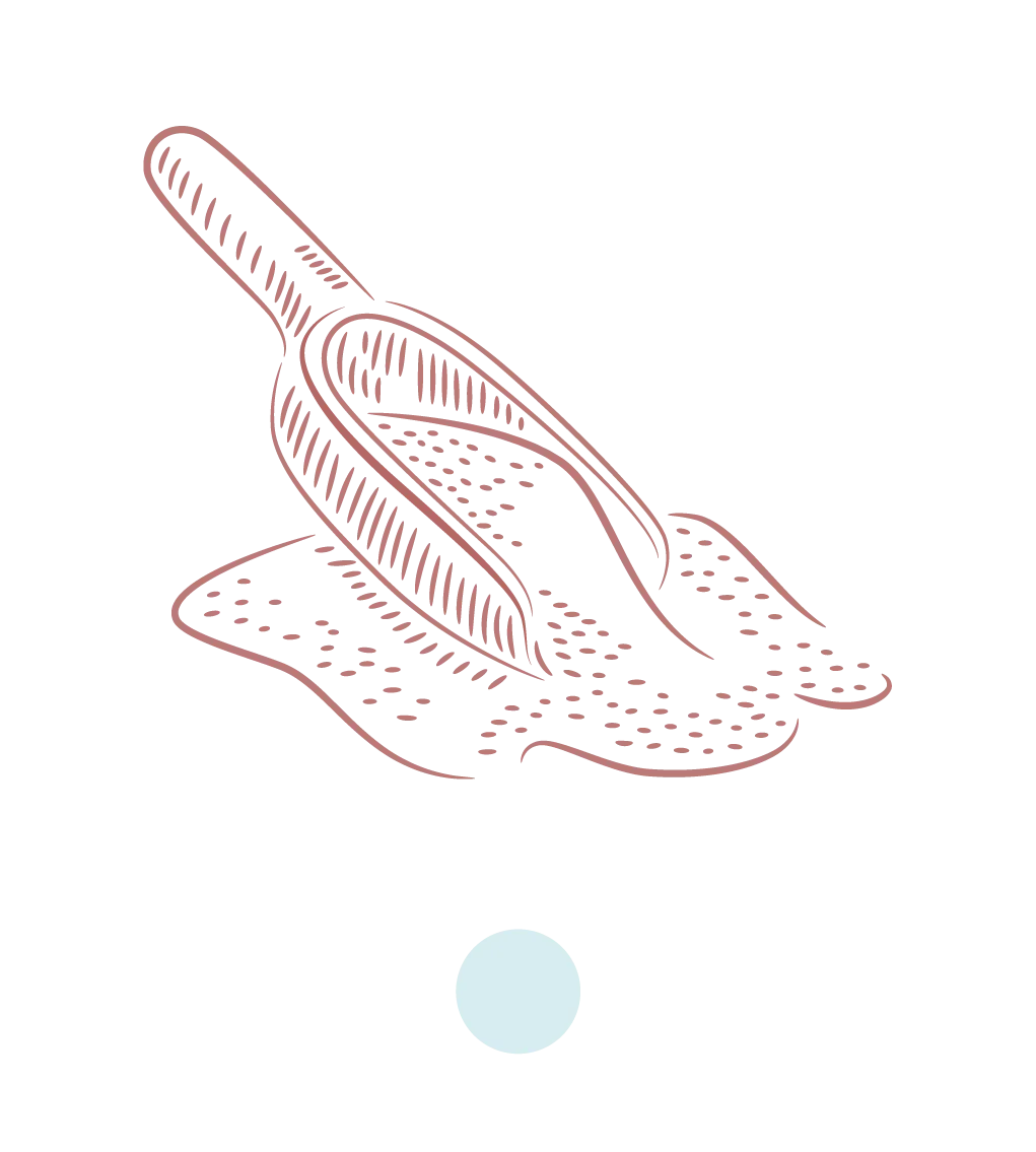 Sulla costa occidentale della Sicilia, precisamente a Trapani, si produce un sale eccellente, utilizzando tecniche e segreti tramandati da generazioni. Il Fior di Sale si contraddistingue per una composizione leggera che gli permette di galleggiare sulla superficie dell'acqua all'interno di grandi vasche salanti. Viene raccolto da esperti salinai nelle prime ore del mattino, per sfruttare l'assenza di vento ed evitare la precipitazione sul fondo della vasca. Dal colore bianco brillante, sinonimo di purezza e qualità, questa varietà di sale viene coltivata e raccolta senza interferire con l'ecosistema naturale.