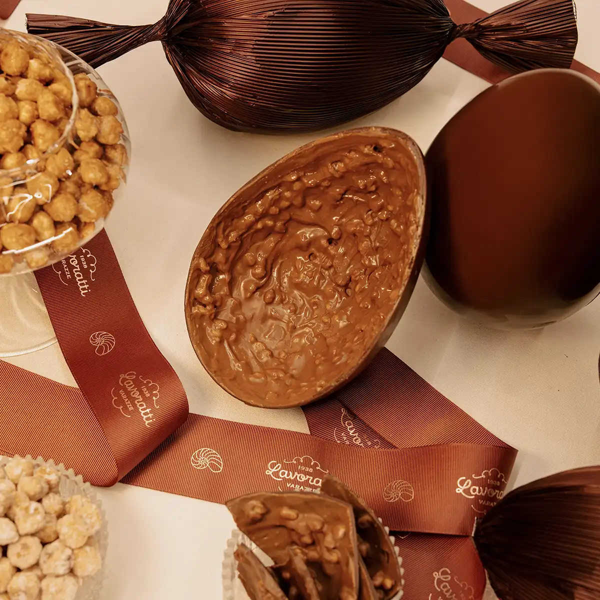 Uovo di Cioccolato al latte e Nocciole Pralinate - immagine 2