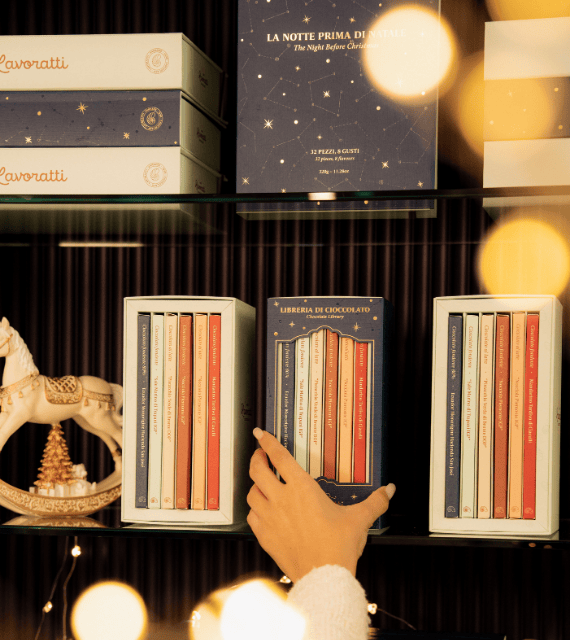 Un cofanetto che ricorda una piccola libreria, dove ogni tavoletta è un capitolo da scoprire. Sei tavolette di cioccolato in gusti assortiti, tra suggestioni natalizie e sapori senza tempo. Il Cofanetto da regalare per il vostro Natale.