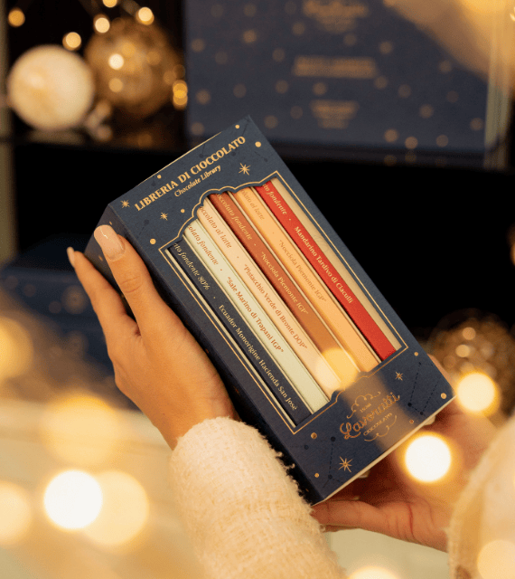 Un cofanetto che ricorda una piccola libreria, dove ogni tavoletta è un capitolo da scoprire. Sei tavolette di cioccolato in gusti assortiti, tra suggestioni natalizie e sapori senza tempo. Il Cofanetto da regalare per il vostro Natale.