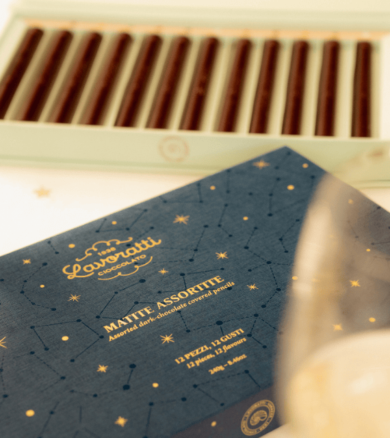 La Confezione di Natale di Matite di Cioccolato 12pz è un dono originale e di alto pregio che celebra la luce e la magia del Natale.