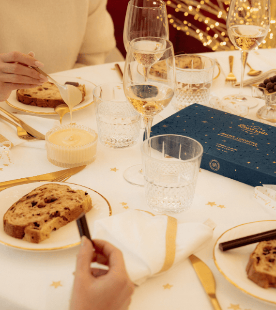 La Confezione di Natale di Matite di Cioccolato 12pz è un dono originale e di alto pregio che celebra la luce e la magia del Natale.