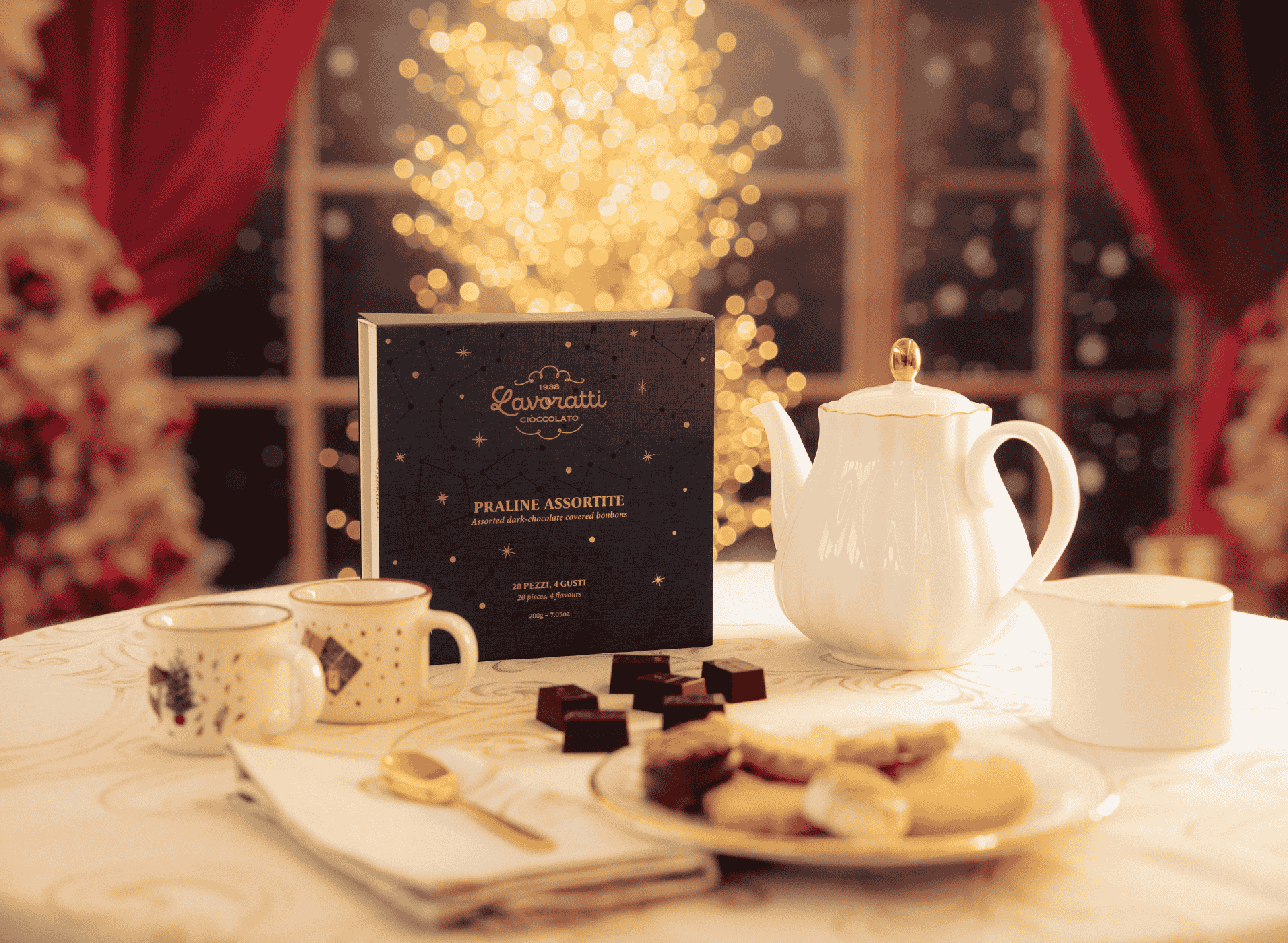 Una selezione di venti praline per accompagnare il tempo delle feste di Natale con eleganza e gusto. L’arancia, vivace e profumata, richiama l’atmosfera invernale e il calore di un gesto familiare; il pistacchio porta una nota morbida e avvolgente; la nocciola esprime la pienezza di un gusto classico e rassicurante; il grué di cacao aggiunge intensità e profondità, come un accento tostato che bilancia dolcezza e materia. Il tutto racchiuso in un pack speciale, arricchito dal disegno di una costellazione che richiama la magia e la luce del Natale. Un equilibrio pensato per il piacere, da regalare o da condividere.