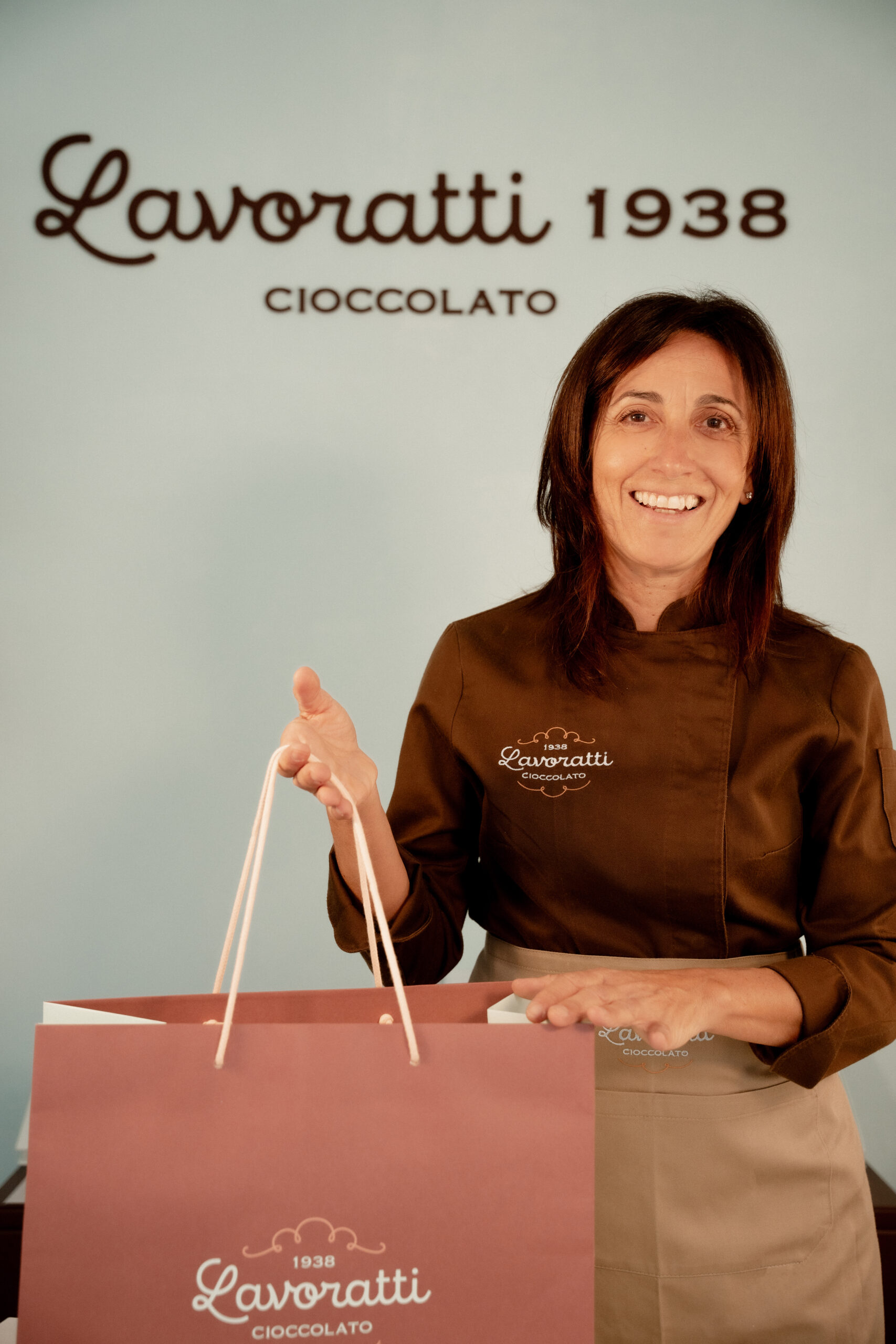 Il Pacchetto Regalo Lavoratti 1938 è pensato per valorizzare i nostri prodotti con un’eleganza sobria e senza tempo. La confezione viene realizzata con materiali di qualità, curata nei dettagli e rifinita secondo lo stile iconico del brand.